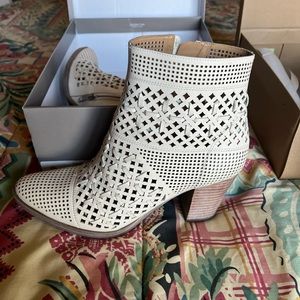 Franco Sarto size 8 tan booties